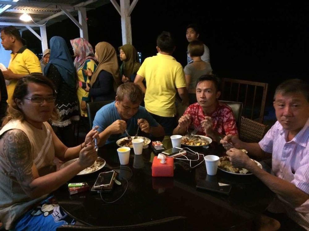 Marina Bay Resort & Restaurant Kampung Genting Exterior foto