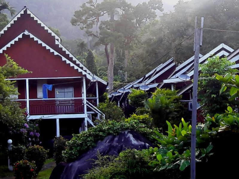 Marina Bay Resort & Restaurant Kampung Genting Exterior foto